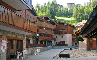 La Plagne 420: Building, Property, House, Architecture, Town, Home, Real Estate, Courtyard, Neighbourhood, Residential Area