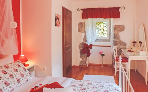 Škalniški: Bedroom, Room, Bed, Furniture, Property, Curtain, Interior Design, Pink, Red, Bed Sheet