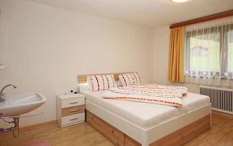 Thaler: Bedroom, Bed, Furniture, Room, Bed Sheet, Property, Mattress, Floor, Bed Frame, Bedding