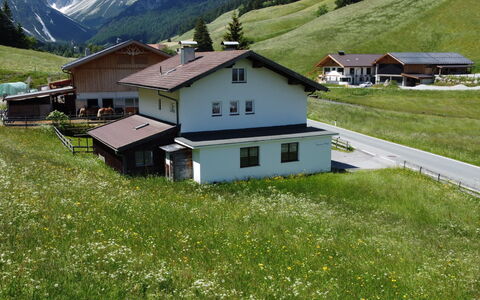 Thaler: Plant, Mountain, Ecoregion, Building, Green, Natural Environment, House, Window, Natural Landscape, Flower
