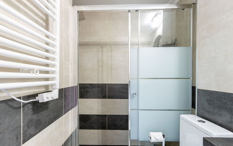Empuriabrava 134: Property, Mirror, Building, Tap, Sink, Rectangle, Plumbing Fixture, Interior Design, Bathroom
