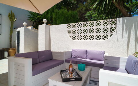 El Palmeral: Couch, Furniture, Property, Purple, Plant, Shade, Studio Couch, Rectangle, Living Room, Interior Design