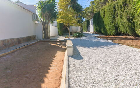 El Palmeral: Sky, Property, Plant, Cloud, Road Surface, Asphalt, Architecture, Land Lot, Tree, Grass