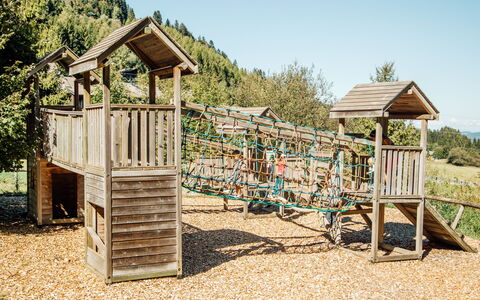 Chalet Castor: Sky, Plant, Tree, Wood, Land Lot, Shade, Leisure, Building, Landscape, Grass