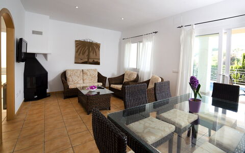 Junio: Property, Room, Living Room, Interior Design, Building, Furniture, Real Estate, House, Floor, Suite