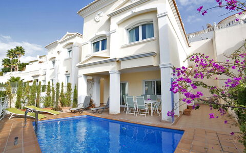 Junio: Sky, Building, Plant, Property, Water, Swimming Pool, Window, Azure, Blue, Flower