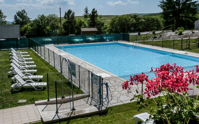 Super Besse 110: Water, Plant, Sky, Flower, Swimming Pool, Cloud, Tree, Grass, Rectangle, Leisure