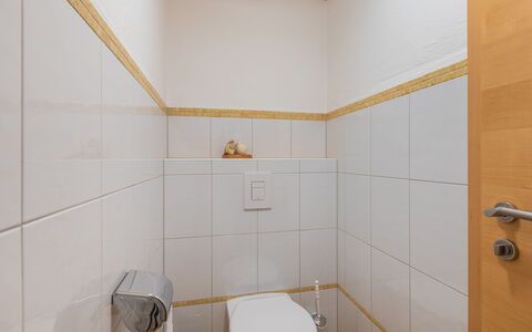 Wieser: Property, Building, Bathroom, Plumbing Fixture, Purple, Interior Design, Floor, Wall, Flooring