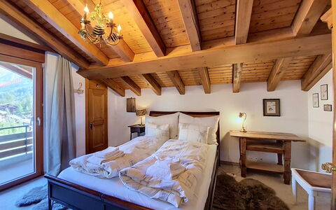 Haus Rollin: Wood, Interior Design, Ceiling, Furniture, Flooring, Floor, Home, Room, Bedroom, Bed