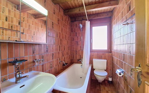 Haus Rollin: Bathroom Sink, Plumbing Fixture, Flooring, Wall, Bathroom, Floor, Wood, Interior Design, Sink, Tap