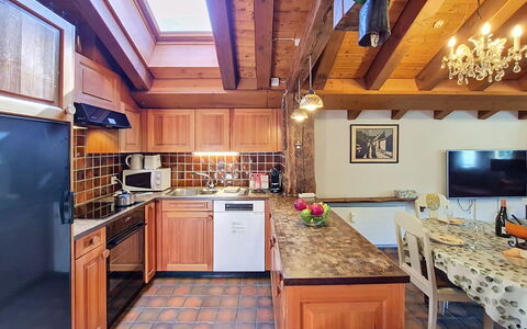 Haus Rollin: Countertop, Interior Design, Kitchen, Wood, Furniture, Ceiling, Flooring, Floor, Plumbing Fixture, Lighting
