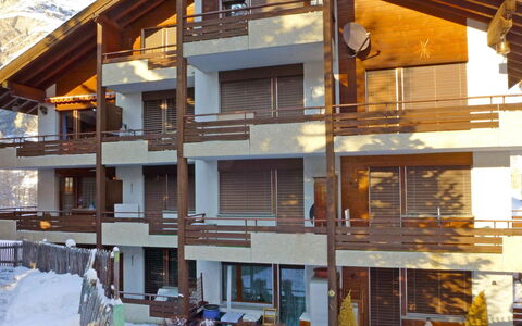 Haus Rollin: Property, House, Building, Home, Real Estate, Architecture, Yellow, Apartment, Facade, Siding