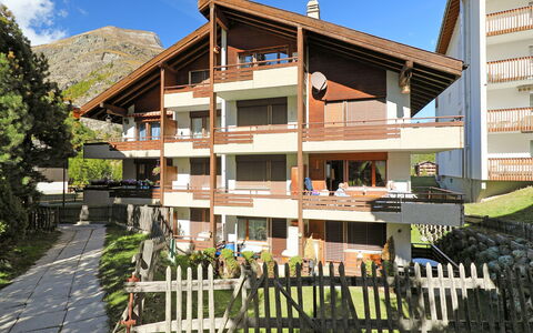 Haus Rollin: Property, Building, House, Real Estate, Residential Area, Home, Apartment, Architecture, Mixed-Use, Estate