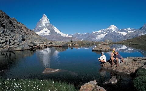 Haus Rollin: Water, Sky, Mountain, Natural Landscape, Highland, Snow, Lake, Glacial Landform, Bank, Landscape