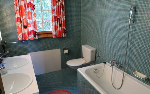 Chistiala Dadens: Plumbing Fixture, Tap, Bathtub, Property, Bathroom Sink, Bathroom, Blue, Product, Azure, Sink