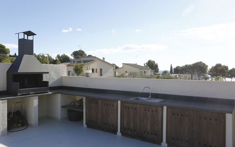 Perales: Property, House, Roof, Building, Home, Architecture, Room, Concrete
