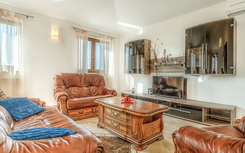 Accommodation:&nbsp;Ulika 103.2