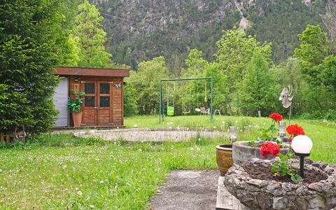 Huber: Plant, Plant Community, Nature, Flowerpot, Tree, Natural Landscape, Land Lot, Building, Cottage, Grass