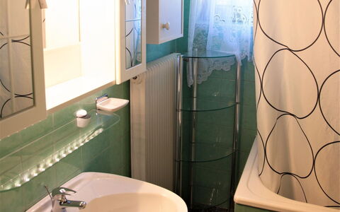 Huber: Plumbing Fixture, Property, Tap, Sink, Bathroom Sink, Mirror, Green, Bathroom, Interior Design, Lighting