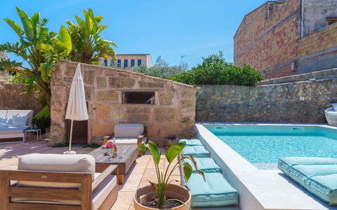 Ca Sa Padrina: Sky, Plant, Water, Property, Flowerpot, Outdoor Furniture, Interior Design, Building, Wall, Houseplant