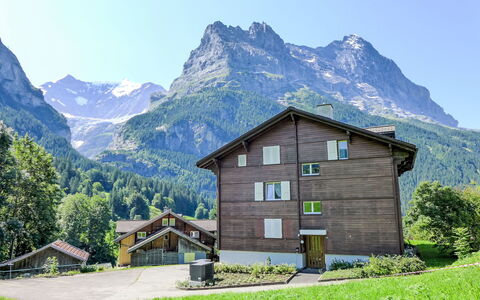 Chalet Mettli: Sky, Building, Plant, Table, Shade, Interior Design, Urban Design, Tree, Condominium, Residential Area