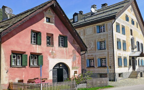 Chesa Rossa: Sky, Plant, Building, Window, House, Neighbourhood, Brick, Residential Area, Fence, Cottage