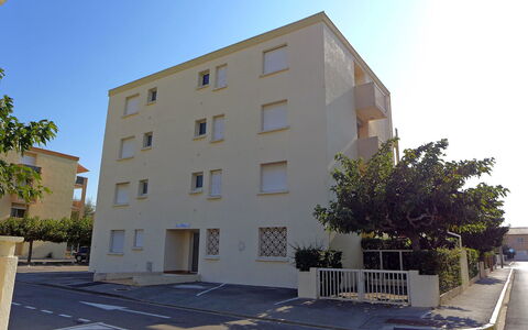 Las Palmas 2: Sky, Building, Property, Window, Plant, Tree, Urban Design, Road Surface, Biome