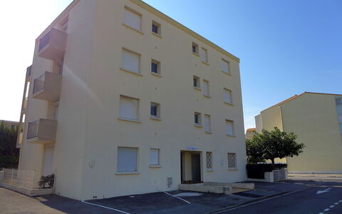 Las Palmas 2: Sky, Building, Property, Window, Plant, Condominium, Urban Design, Asphalt, Residential Area