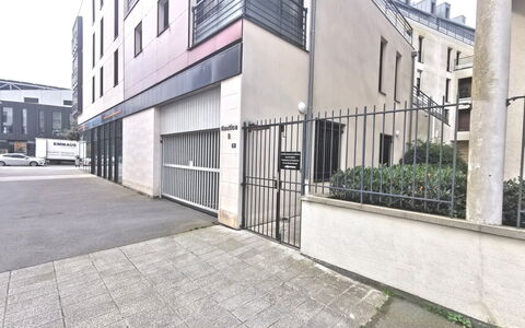 Saint Malo 330: Plant, Building, Window, Road Surface, Urban Design, Sky, Residential Area, City, Facade, Sidewalk