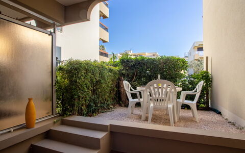 Parcs du Lavandou: Sky, Water, Building, Property, Daytime, Swimming Pool, Window, Blue, Azure, Architecture