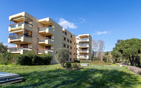 Parcs du Lavandou: Sky, Water, Building, Property, Daytime, Swimming Pool, Window, Blue, Azure, Architecture