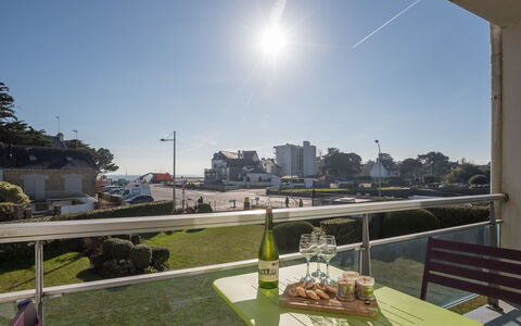 Carnac 270: Sky, Property, Daytime, Architecture, Apartment, Real Estate, City, Grass, Building, Room