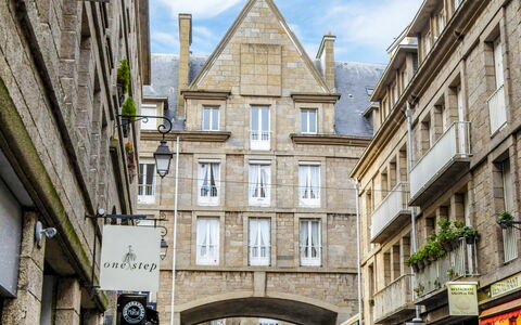 Beauchesne: Architecture, Building, Landmark, Town, Property, Neighbourhood, Street, Urban Area, City, Facade