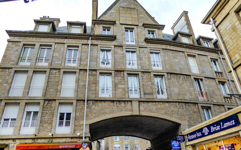 Beauchesne: Building, Architecture, Property, Town, Landmark, Facade, Neighbourhood, Urban Area, House, Street