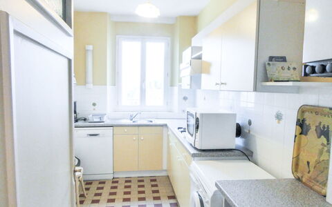 Beauchesne: Countertop, Cabinetry, Kitchen Sink, Sink, Property, Furniture, Tap, Kitchen, Building, Kitchen Stove