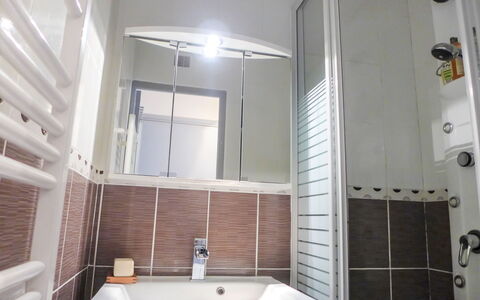 Les Jardins du Vidourle: Bathroom, Property, Room, Tile, Interior Design, House, Tap, Plumbing Fixture, Bathtub, Building