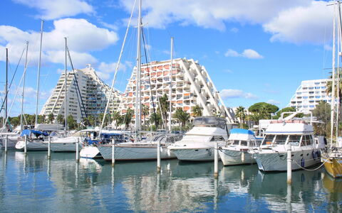 Les Jardins du Vidourle: Water, Cloud, Boat, Sky, Building, Watercraft, Daytime, Vehicle, Blue, Azure