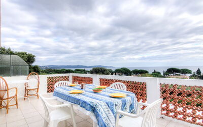 Cavalaire 505: Property, Real Estate, Resort, Restaurant, Table, Furniture, Tablecloth, Building, Room, Vacation