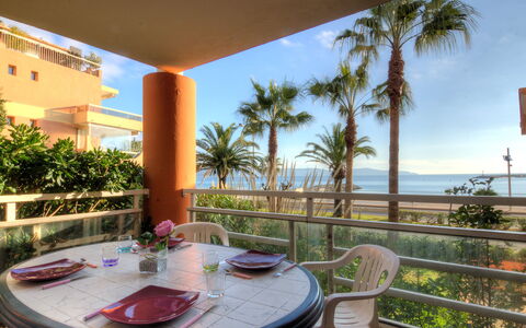 Cavalaire 651: Property, Building, Real Estate, Resort, Room, House, Vacation, Interior Design, Home, Apartment