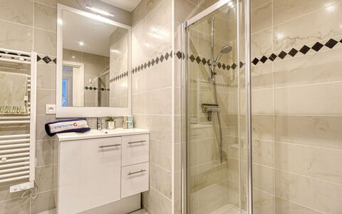 Fréjus 185: Shower Door, Shower Head, Plumbing Fixture, Cabinetry, Shower, Bathroom, Mirror, Wall, Floor
