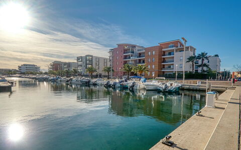 Fréjus 185: Water, Sky, Building, Cloud, Boat, Azure, Watercraft, Plant, Lake, Coastal And Oceanic Landforms