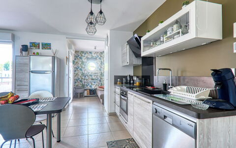 Fréjus 185: Cabinetry, Furniture, Countertop, Home Appliance, Kitchen Stove, Kitchen, Wood, Architecture, Interior Design, Kitchen Appliance