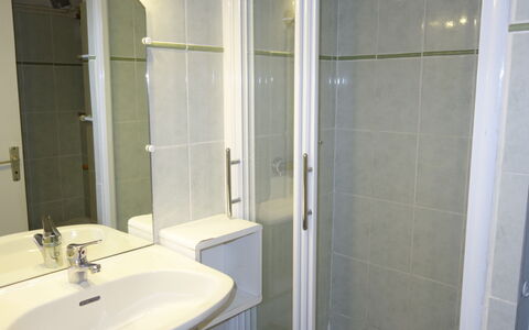 Saint Cyr sur Mer la Madrague 900: Mirror, Plumbing Fixture, Tap, Sink, Bathroom Sink, Bathroom, Building, Door, Line