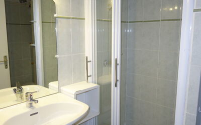 Hauts de la Madrague 900.11: Mirror, Plumbing Fixture, Tap, Sink, Bathroom Sink, Bathroom, Building, Door, Line