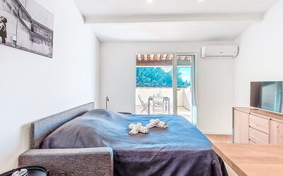Hauts de la Madrague 900.14: Furniture, Interior Design, Flooring, Floor, Bed, Bedroom, Room, Ceiling, Home, Bedding