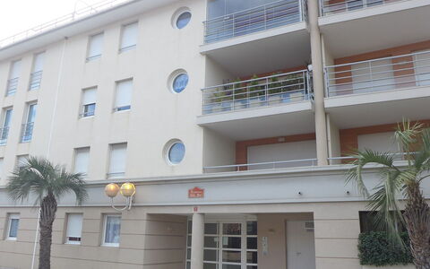Côté Port: Window, Building, Property, Urban Design, Residential Area, Door, Condominium, Real Estate, Facade