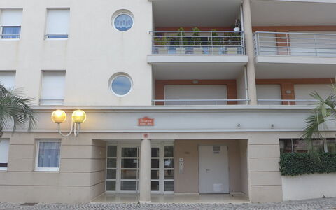 Côté Port: Window, Property, Blue, Building, Door, Architecture, Plant, Real Estate, Facade