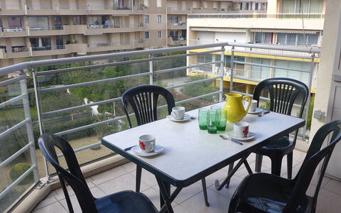Côté Port: Table, Furniture, Building, Property, Chair, Tableware, Flowerpot, Plant, Outdoor Furniture, Interior Design