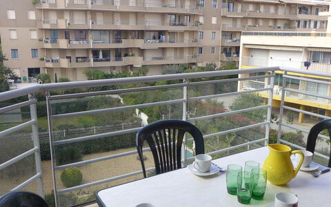 Côté Port: Table, Tableware, Building, Property, Furniture, Chair, Window, Urban Design, Cup, Dishware
