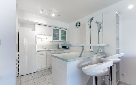 Côté Port: Mirror, Sink, Property, Tap, Plumbing Fixture, Lighting, Bathroom, Interior Design, House, Bathroom Sink